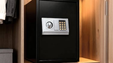 Adiós a los robos en casa: esta caja fuerte pequeña cuenta con un sistema de cierre doble y alarma integrada