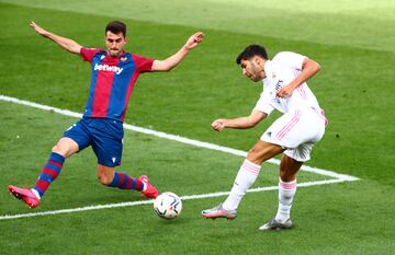 Asensio dispara ante Sergio Postigo.