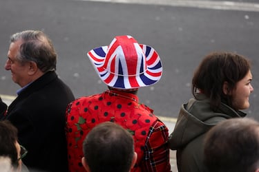 Un ciudadano luce un sombrero con la bandera británica y una chaqueta con amapolas antes de la ceremonia del Domingo del Recuerdo en el Cenotafio de Whitehall, Londres.