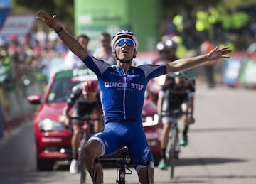 Julian Alaphilippe celebrando la victoria de la octava etapa de La Vuelta a España 2017. 