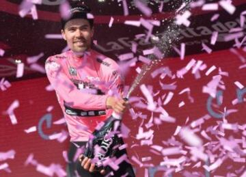 El ciclista holandés Tom Dumoulin del equipo Giant Alpecin viste la 'maglia' rosa del liderato de la general tras la cuarta etapa del Giro de Italia.
