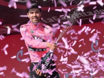 El ciclista holandés Tom Dumoulin del equipo Giant Alpecin viste la 'maglia' rosa del liderato de la general tras la cuarta etapa del Giro de Italia.
