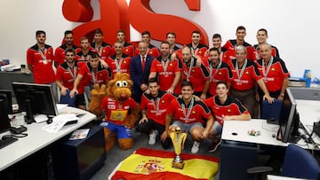 Selección de oro. Llegaron de Argel con su medalla de oro mundialista colgada al cuello y con el trofeo de campeones. Lo celebraron en la redacción de AS.