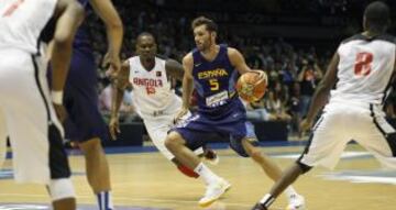 Rudy Fernández lleva el balón en un amistoso contra Angola.