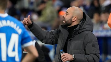 Claudio Giráldez durante el partido contra el Alavés en Mendizorroza.