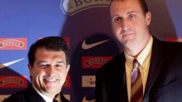 <b>SE VA. </b>Joan Laporta y Barrufet, en la despedida del jugador.