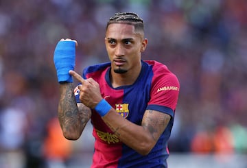Raphinha, del FC Barcelona, ??se se?ala la mano vendada mientras celebra su cuarto gol en el partido de la jornada 35 ante el Real Madrid, el 11 de mayo de 2025. El partido acab 4-3 y con media Liga en el bolsillo. 