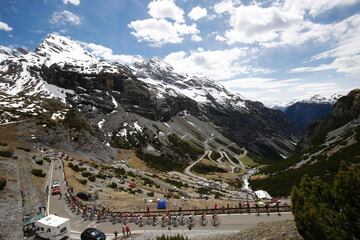 El pelotón en la subida al Stelvio, 'Cima Coppi' de esta edición.