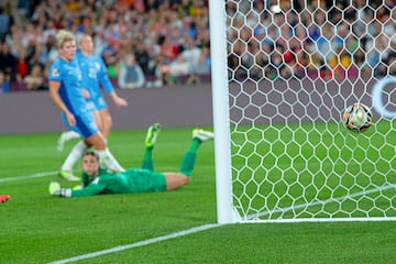 La portera inglesa Earps no pudo hacer nada en el primer gol de España. 