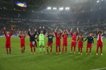 La plantilla de Bayern de M&uacute;nich celebran la clasificaci&oacute;n para las semifinales de la Champions League. 