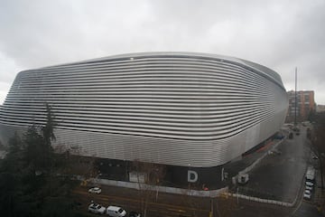 El diseño de la nueva estación de metro está inspirado en el estadio de fútbol del Real Madrid. Por lo que los pasillos serán sustituidos por un gran espacio, desde donde se visualizarán los niveles intermedios y los propios andenes para facilitar el tránsito de viajeros.

