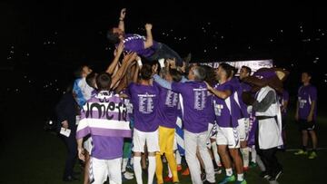 El equipo mantea a Sergio Gonz&aacute;lez para celebrar el ascenso a Primera.