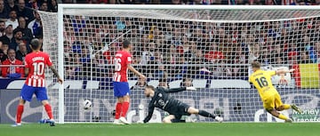 Robert Lewnadowski, desde el lateral derecho y tras recibir de Jules Koundé, saca un gran centro para que el centrocampista onubense, llegando desde atrás, remate de cabeza y supere a Jan Oblak.