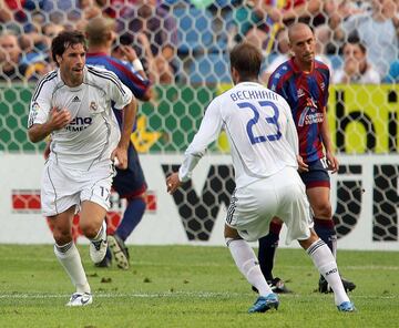 (Levante 1 - Real Madrid 4) Segundo partido del neerlands como madridista y hat-trick en la segunda jornada del campeonato. El estreno se resolvi sin goles contra el Villarreal en el Bernabu.