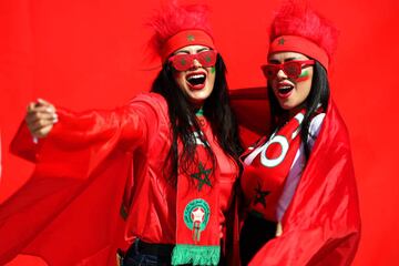 Hoy en el Al Bayt Stadium se enfrentan las selecciones de Croacia y Marruecos y los seguidores de ambos combinados han llenado de color el estadio. 