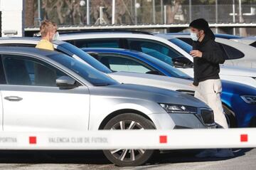 Daniel Wass y Carlos Soler charlan en el parking de Paterna.