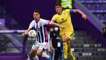 VALLADOLID, SPAIN - APRIL 24: Oscar Plano of Real Valladolid runs with the ball under pressure from Jon Ander Garrido of Cadiz CF during the La Liga Santander match between Real Valladolid CF and Cadiz CF at Estadio Municipal Jose Zorrilla on April 24, 20