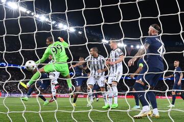 El centrocampista estadounidense de la Juventus, Weston McKennie , anota el gol 2-1 al portero italiano del Paris Saint-Germain, Gianluigi Donnarumma.