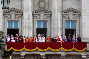 La familia real británica saluda a los asistentes desde el balcón del Palacio de Buckingham.