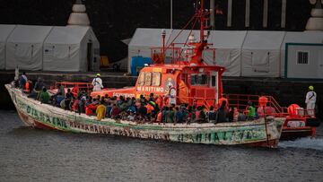 Un cayuco a su llegada al puerto de La Restinga, a 31 de agosto de 2024, en El Hierro, Canarias (España). La Salvamar Adhara ha socorrido en la mañana de hoy a un cayuco que navegaba con 174 migrantes de origen tanto subsahariano como pakistaní y sirio a bordo, entre ellos 12 mujeres y cuatro menores, a unas seis millas del puerto de La Restinga. A su llegada a la isla, han sido atendidos por Cruz Roja.
31 AGOSTO 2024;CAYUCO;PATERA;MIGRANTES;INMIGRANTES
Antonio Sempere / Europa Press
31/08/2024
