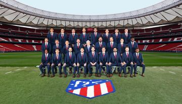 Foto oficial de la plantilla rojiblanca con el traje oficial Harry's 1982. 