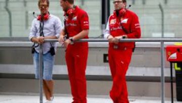 Sebastian Vettel durante los test de Abu Dhabi en los que no pudo debutar con el Ferrari. 