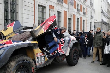 El coche delante de la Antigua Casa de Correos, Sede de la presidencia de la Comunidad de Madrid