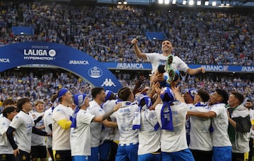 Los jugadores del Deportivo de La Coruña celebran en el estadio de Riazor el ascenso a segunda división. En la imagen Lucas Pérez manteado por sus compañeros.