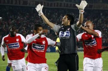 El arquero bogotano pasó a la historia de Santa Fe al marcar un gol de cabeza en último minuto en el clásico ante Millonarios de 2011.