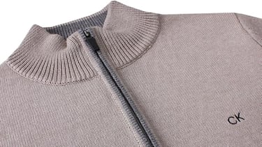 Este jersey de Calvin Klein para hombre es elegante, cálido y ligero