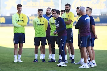 Marcelino, con su cuerpo técnico y sus jugadores.