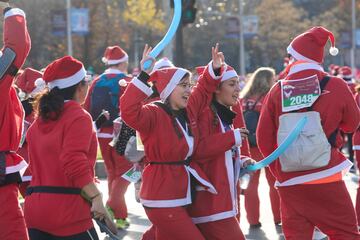 Varias personas durante la XIII Carrera de Pap¨¢ Noel, a 22 de diciembre de 2024, en Madrid (Espa?a).