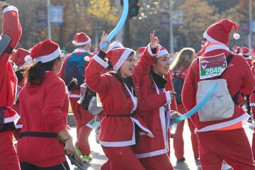 Varias personas durante la XIII Carrera de Papá Noel, a 22 de diciembre de 2024, en Madrid (España).