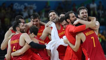 Los jugadores de la Selecci&oacute;n espa&ntilde;ola celebran el bronce en los Juegos de R&iacute;o.