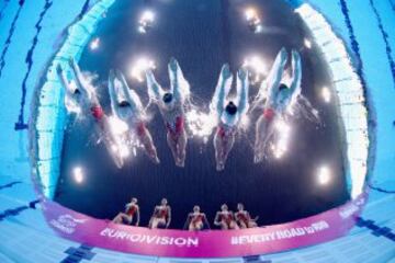 El equipo ruso de natación sincronizada durante la final de los Europeos de natación que se disputan en Londres.