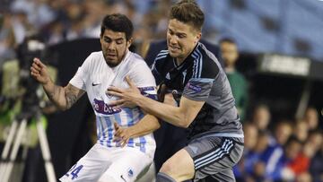 Andreu Font&agrave;s, jugador del Celta, intenta frenar el avance de Pozuelo, del Genk, durante el partido de ida en Bala&iacute;dos. 