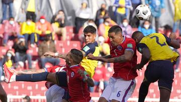 Futbol, Ecuador vs Chile.
 Fecha 6, Eliminatorias mundial de Catar 2022.
 El jugador de Chile Enzo Roco  disputa el bal&Atilde;&sup3;n contra F&Atilde;&copy;lix Caicedo de Ecuador durante el partido por las clasificatorias al Mundial de Catar 2022 realizado en el Estadio Rodrigo Paz Delgado Quito, Ecuador.
 05/09/2021
 Daniel Molineros/Apifoto/Photosport  
 
 Football, Ecuador vs Chile.
 6th date, Qatar 2022 World Cup Qualifiers.
 Chile player Enzo Roco, center, battles the ball against F&Atilde;&copy;lix Caicedo of Ecuador during the 2022 Qatar World Cup qualifier football match at Rodrigo Paz Delgado stadium in Quito, Ecuador.
 09/05/2021
 Daniel Molineros/Apifoto/Photosport 