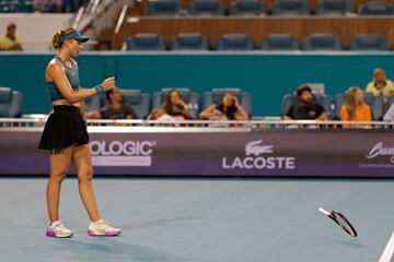 Badosa tira su raqueta durante el partido contra Rybakina.