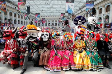 Mexicanos disfrazados celebran "El día de los muertos" en Moscú.
