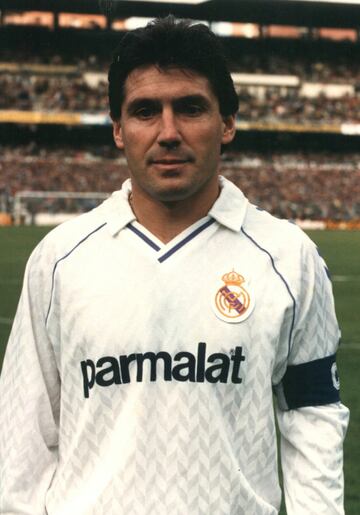 El Real Madrid cambia de marca de ropa y de firma comercial en 1986. Hummel será la nueva marca deportiva: tenía (y sigue teniendo) su sede en Dinamarca, pero fue fundada en Hamburgo, Alemania. La marca láctea Parmalat será su sponsor, que durará hasta 1989. El diseño del uniforme no sufre muchas variaciones, es similar a los anteriores, salvo por dos líneas en el cuello que forman el pico del cuello.