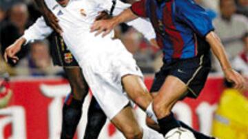 <b>EL PENALTI DE HACE UN AÑO</b>. Christanval y Xavi derriban a Raúl. El árbitro no pitó nada.