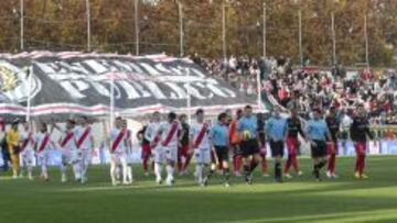 EL ÚLTIMO. Rayo y Mallorca entran al campo. El partido se disputó en sábado a las 16:00 horas.