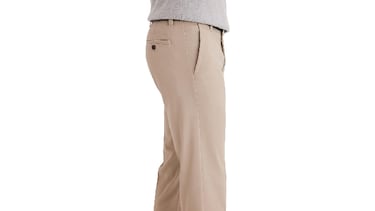 Así es como puedes vestir elegante y sin arrugas gracias a estos pantalones caqui de Dockers