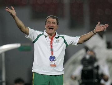 Parreira tiene el extraordinario récord de haber acudido a seis Mundiales de Fútbol como entrenador de seis diferentes selecciones: en 1982 dirigió a Kuwait en el Mundial de España, en 1990 a Emiratos Árabes en Italia-90, a Brasil en Estados Unidos-94, al que hizo campeón frente a Italia en una tanda de penaltis, a Arabia Saudí en Francia-98, a Brasil de nuevo en Alemania-2006 y a Sudáfrica en el primer Mundial que se celebró en el continente africano en 2010, precisamente en dicho país africano. Además, ha dirigido a clubes como el Fluminense, Valencia, Fenerbahçe, Santos y New York Red Bulls, entre otros. Un entrenador viajero con récord llamativo y curioso…