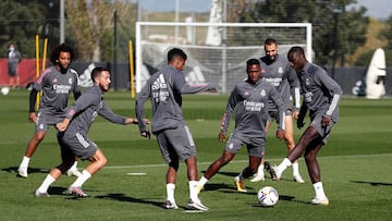 Los jugadores del Real Madrid hacen un rondo durante el entrenamiento.