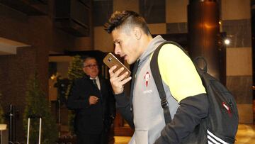 Facundo Roncaglia habla por el móvil durante la llegada del Celta a un hotel de concentración.