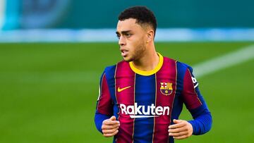 Sergi&ntilde;o Dest en el campo jugando con el Barcelona