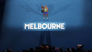 Sofia Kenin posa con el título de campeona del Open de Australia.
