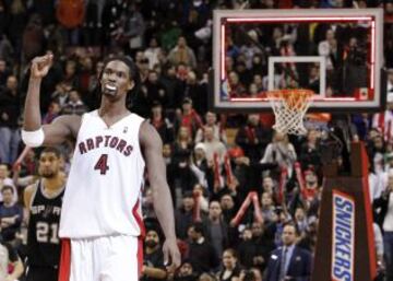 Chris Bosh, con las características rastas que lució durante años, celebra un triunfo ante San Antonio.