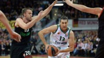 Bayern Munich&#039;s Serbian forward Dusko Savanovic (L) Athen&#039;s guard Dimitris Diamantidis (R) vie for the ball during the EuroLeague Basketball match FC Bayern Munich vs Panathinaikos Athens in Munich, southern Germany, on October 23, 2014. AFP PHOTO/CHRISTOF STACHE